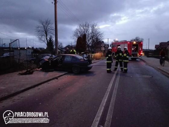 Groźne wyprzedzanie BMW. Samochód ściął znak i uderzył w płot.