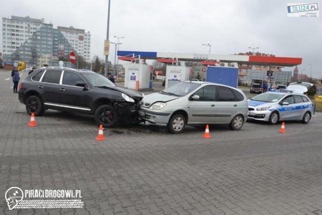 Kolizja porshe i renault. Kierowca nie odespał nocki i się zamyślił.
