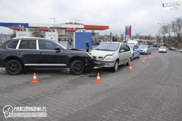 Kolizja porshe i renault. Kierowca nie odespał nocki i się zamyślił.