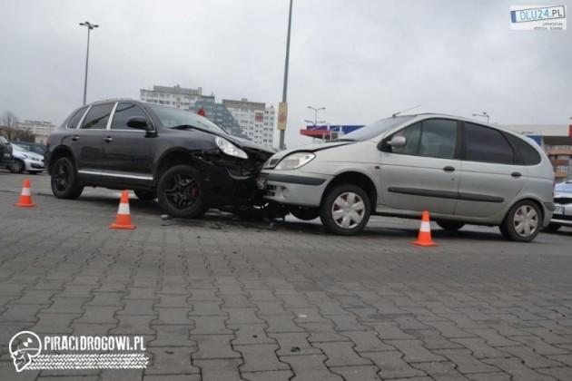 Kolizja porshe i renault. Kierowca nie odespał nocki i się zamyślił.