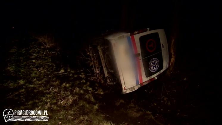 Wypadek karetki jadącej na sygnale do zgłoszenia.