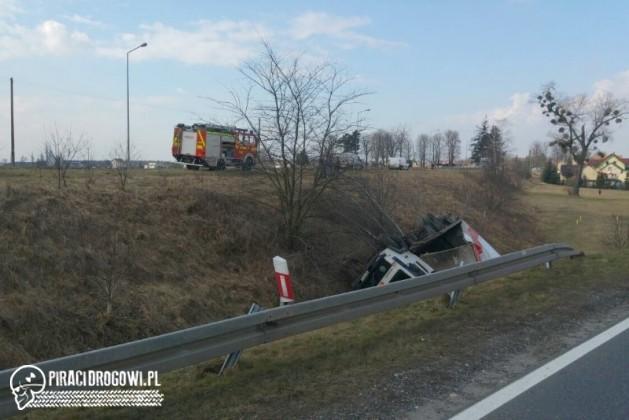 Kurier z paczkami przebił bariery i dachował w rowie!
