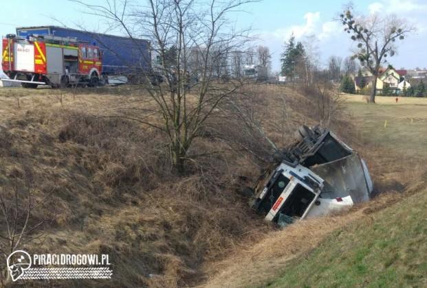 Kurier z paczkami przebił bariery i dachował w rowie!