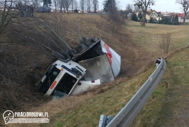 Kurier z paczkami przebił bariery i dachował w rowie!