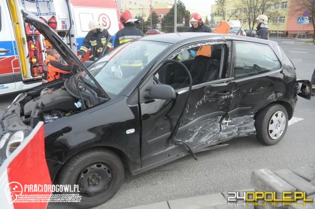 Zderzenie polo i chryslera w Opolu. Przyczyną wymuszenie pierwszeństwa.
