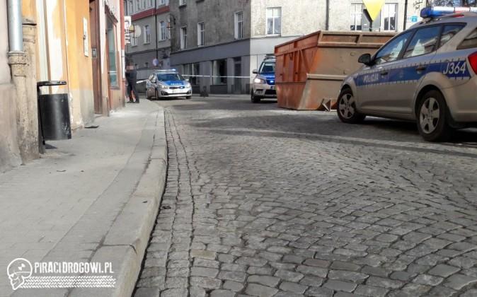 Pijany kierowca wjechał na chodnik i potrącił pieszą. Potem uciekł.