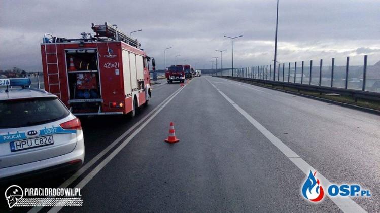 Zderzenie osobówki z ciężarówką na ważnym węźle drogowym