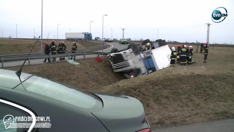 Silny wiatr przewrócił ciężarówkę na krajowej 1. Kierowca utknął w środku!
