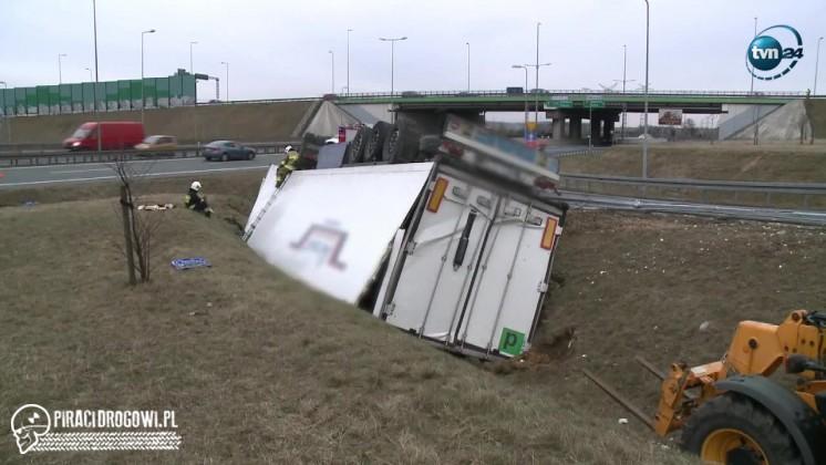 Silny wiatr przewrócił ciężarówkę na krajowej 1. Kierowca utknął w środku!