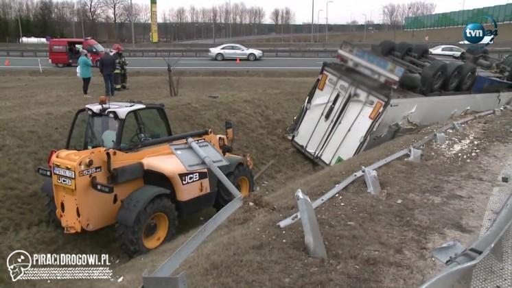 Silny wiatr przewrócił ciężarówkę na krajowej 1. Kierowca utknął w środku!