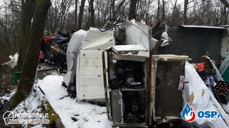 Wypadek samochodu dostawczego przewożącego art. spożywcze w tym... ? piwo