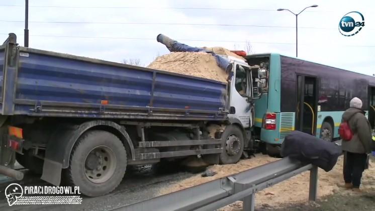 Ciężarówka z piachem wjechała w autobus miejski. 9 osób zostało rannych!