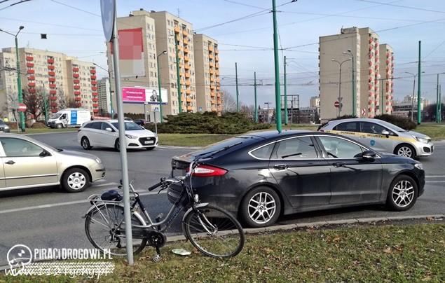 ZDARZENIE DROGOWE Z UDZIAŁEM ROWERZYSTKI NA ARMII KRAJOWEJ