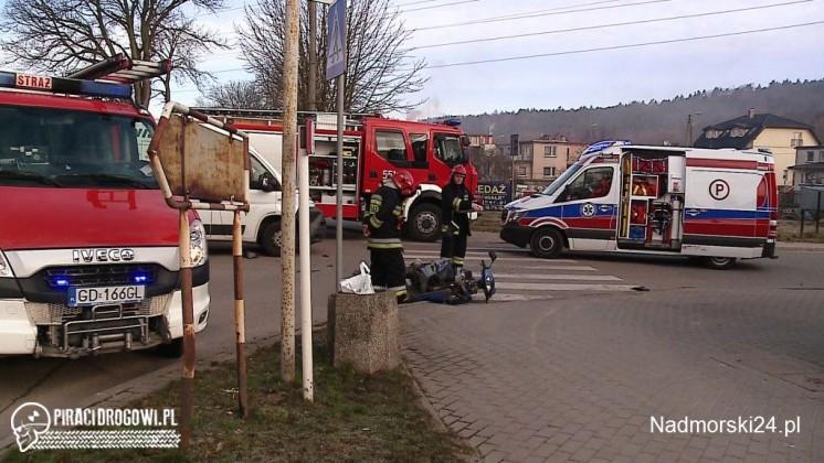 Zderzenie skutera z samochodem dostawczym. Ranny kierujący jednośladem