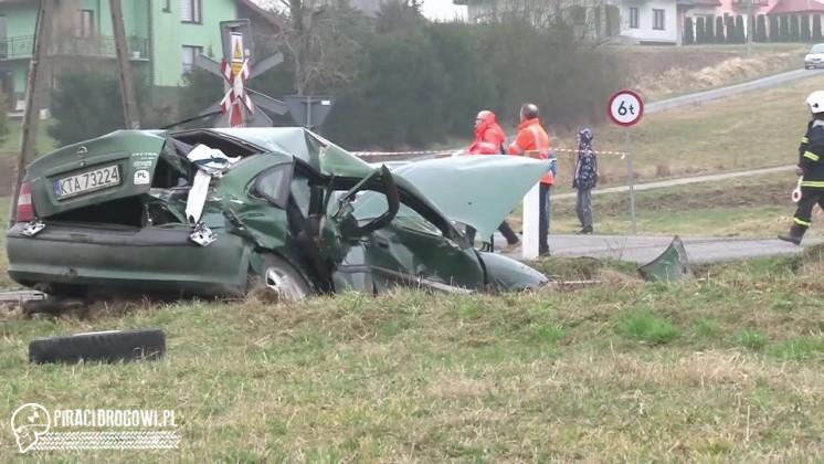 5 osób rannych po wypadku samochodu osobowego na przejeździe kolejowym!
