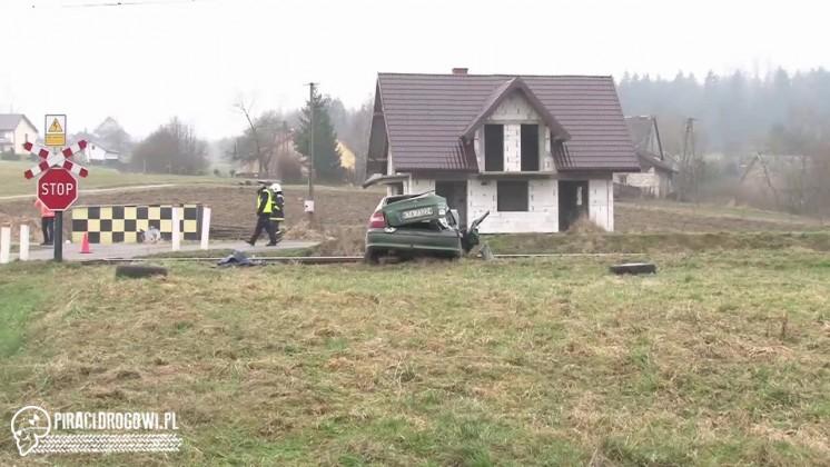 5 osób rannych po wypadku samochodu osobowego na przejeździe kolejowym!