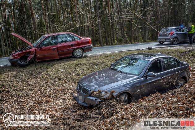 Zderzenie BMW i opla, czyli jak nie wykonywać manewru skrętu.