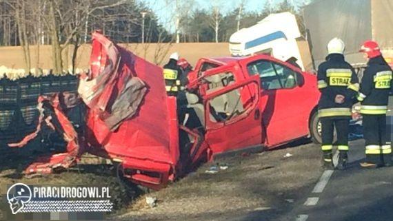 5 osób zabitych w zderzeniu busa z ciężarówką