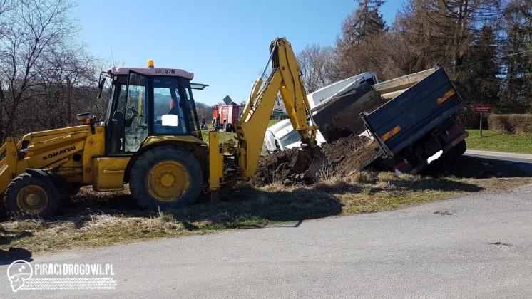 Wypadek w Głuchołazach. Ciężarówka uderzyła podczas wyprzedzania w drugie auto!
