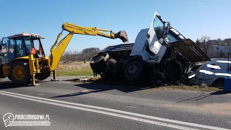 Wypadek w Głuchołazach. Ciężarówka uderzyła podczas wyprzedzania w drugie auto!