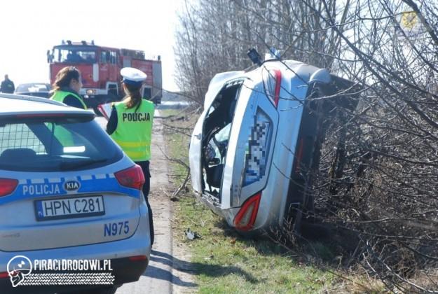 Dachował mercedesem i wylądował na drzewie