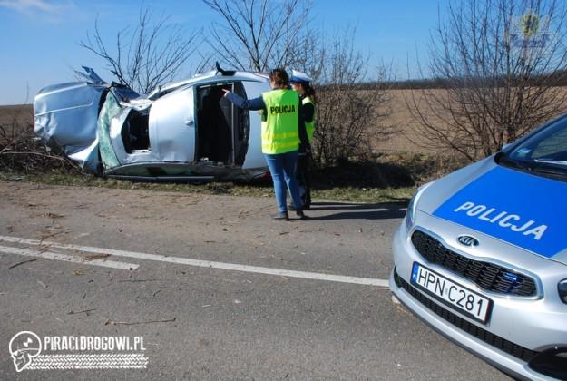 Dachował mercedesem i wylądował na drzewie