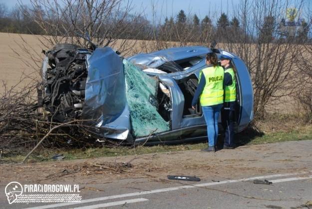 Dachował mercedesem i wylądował na drzewie