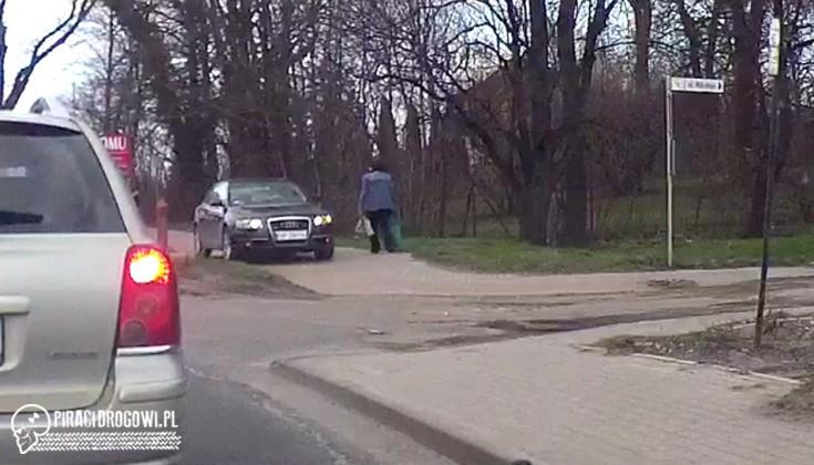 Audi kontra pieszy. Cwaniak omija korek chodnikiem!