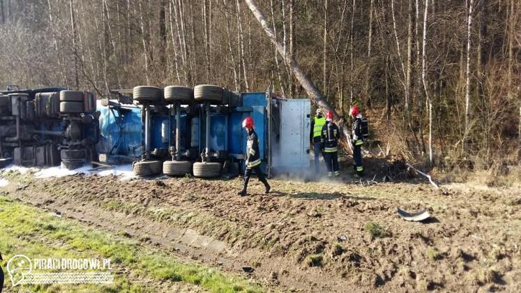 Na A4 wywróciła się cysterna z tlenem. Na miejscu 20 jednostek Straży Pożarnej