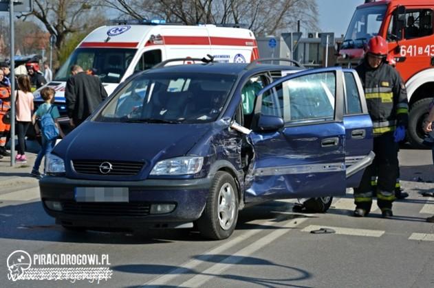 Zderzenie trzech aut w Tychach - 6 dzieci w szpitalu