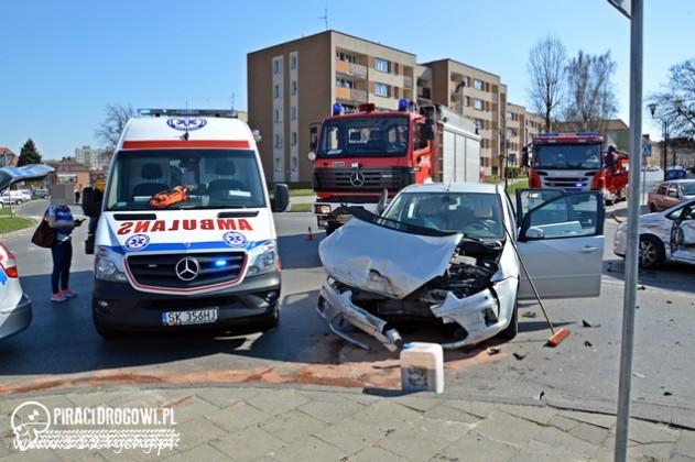 Zderzenie trzech aut w Tychach - 6 dzieci w szpitalu