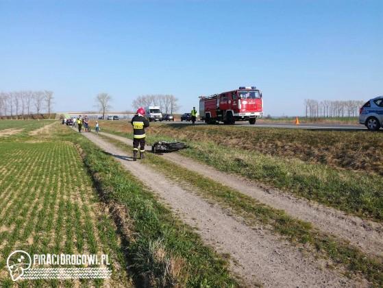 Z motoru strzępy. Motocyklista uderzył w osobówkę. Lądował LPR