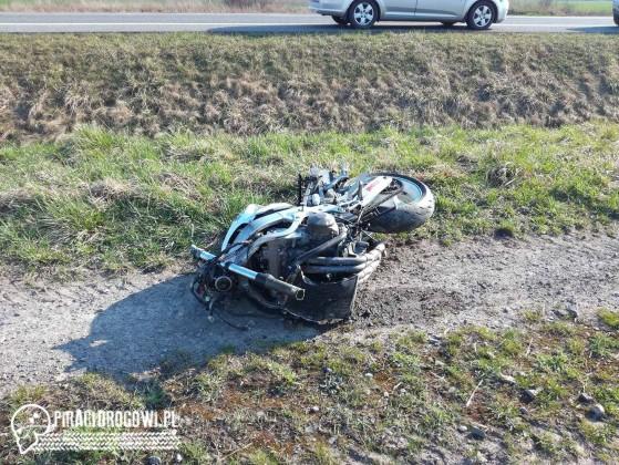Z motoru strzępy. Motocyklista uderzył w osobówkę. Lądował LPR