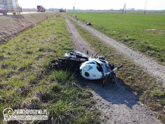 Z motoru strzępy. Motocyklista uderzył w osobówkę. Lądował LPR