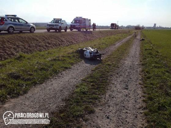 Z motoru strzępy. Motocyklista uderzył w osobówkę. Lądował LPR