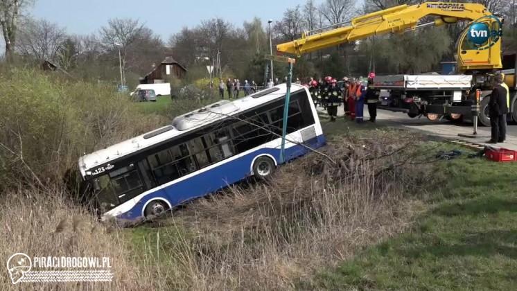Autobus wpadł do rowu w Krakowie. 9 osób zostało rannych!