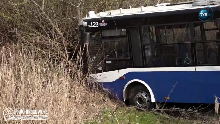 Autobus wpadł do rowu w Krakowie. 9 osób zostało rannych!