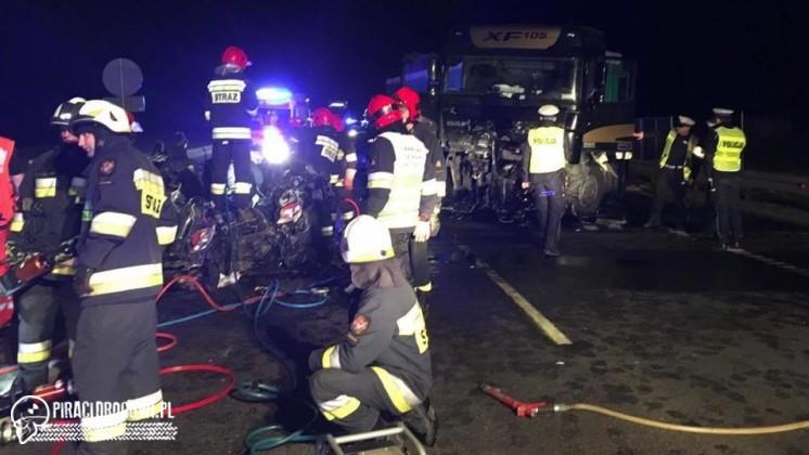 Tir zmiażdżył osobówkę, zginęły 2 osoby