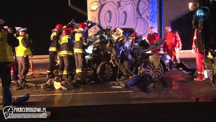 Tir zmiażdżył osobówkę, zginęły 2 osoby