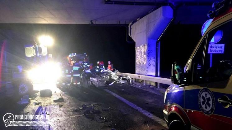 Tir zmiażdżył osobówkę, zginęły 2 osoby