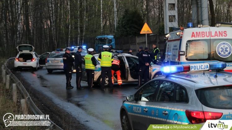 Wypadek podczas policyjnego pościgu. Trzy osoby trafiły do szpitala.