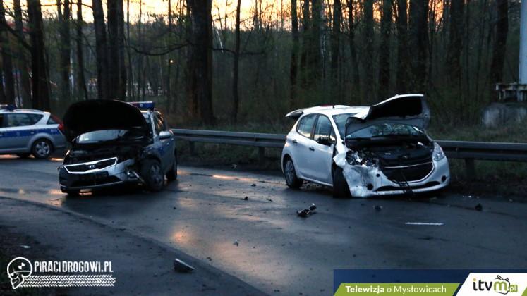 Wypadek podczas policyjnego pościgu. Trzy osoby trafiły do szpitala.
