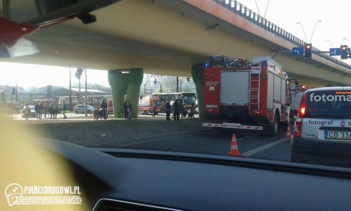 17 osób rannych po zderzeniu autobusu z tramwajem. Nagranie z wideorejestratora!