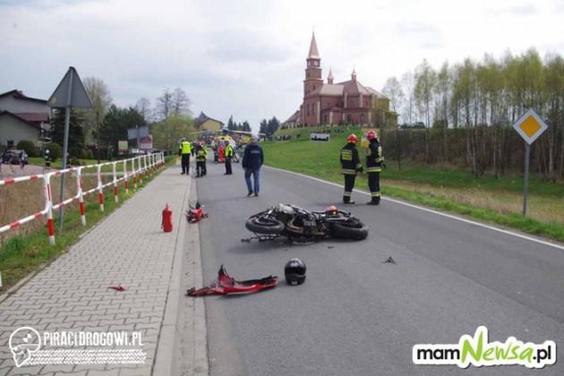 Motocyklista jechał na jednym kole. Stracił panowanie i wjechał w pieszego!