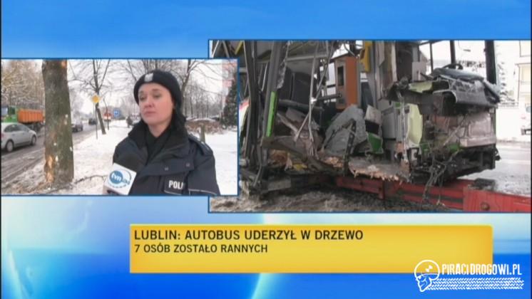 Autobus miejski wpadł w poślizg i uderzył w drzewo. Są ranni!