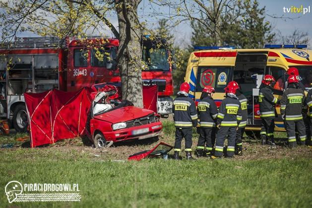 Wyprzedzał na zakręcie i zakazie. 2 osoby zginęły w wypadku volkswagena golfa!