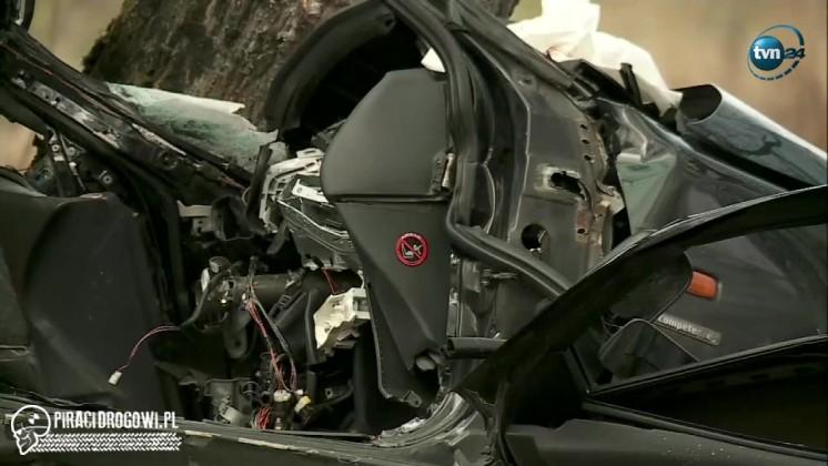 Nissan z pięcioma osobami rozbił się na drzewie. Jedna osoba zginęła.