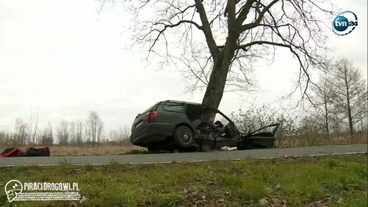 Nissan z pięcioma osobami rozbił się na drzewie. Jedna osoba zginęła.