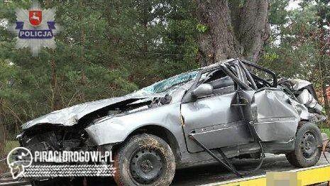 Poszkodowani w wypadku wypadli z samochodu. Jeden z nich zginął