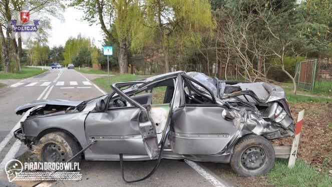 Poszkodowani w wypadku wypadli z samochodu. Jeden z nich zginął